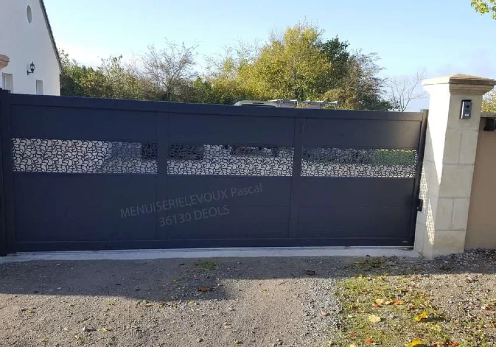 Réalisation de portails par l'entreprise LEVOUX Pascal, menuisier à Châteauroux